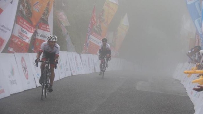 Kendati berpacu di bawah guyuran hujan lebat di Kelok 44, menjelang garis finis Etape 4 TdS 2018, tidak menyurutkan semangat para pembalap. Mereka tampak berupaya sekuat tenaga untuk menggapai garis finis, Rabu (7/11/2018) di Ambun Pagi, Matur