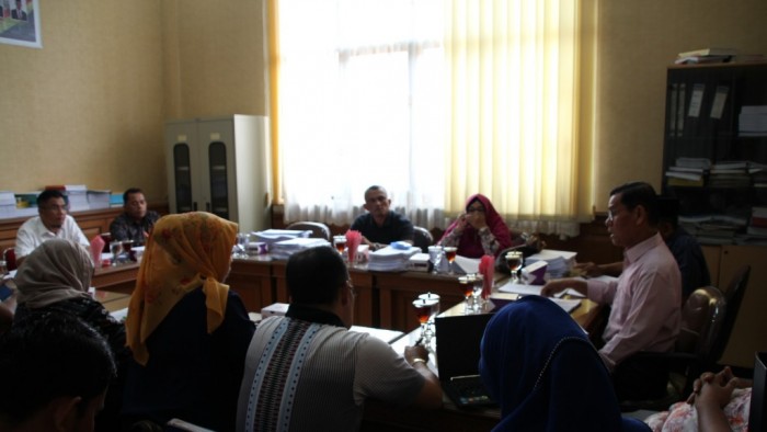 Komisi A, dipimpin Maharnis Zul, Rapat Kerja dengan Mitra Kerja Setdako Payakumbuh, di Ruang Rapat Komisi, Minggu (11/11-2018).