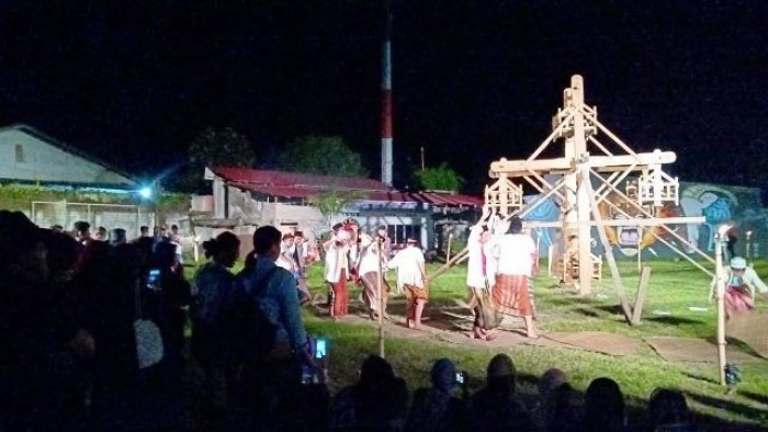 Pementasan “Mandi Angin” Bumi Teater dengan sutradara Pret T dalam rangkaian Festival Bumi, Minggu (11/11/2018) berjalan meriah dan dipadati penonton. “Mandi Angin” merupakan salah satu teater post-modern Indonesia. (Foto Aprimas)