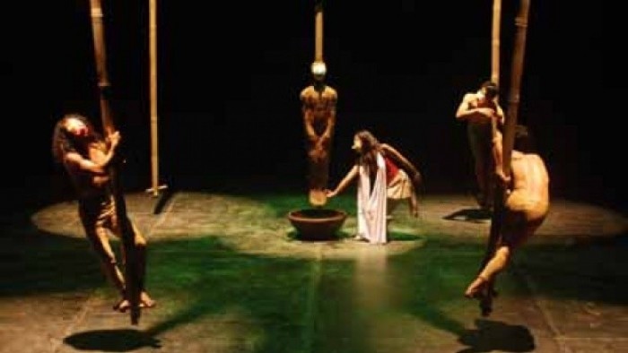Aktor dari Teater Payung Hitam beraksi dalam teater bertajuk