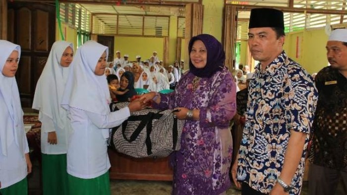 Serahkan bantuan berupa pakaian, perlengkapan mandi dan perlengkapan ibadah kepada santri panti asuhan Pondok Pesantren Haji Abdullah Alin Tagak Kecamatan Gunung Tuleh, Kamis (15/11/2018).