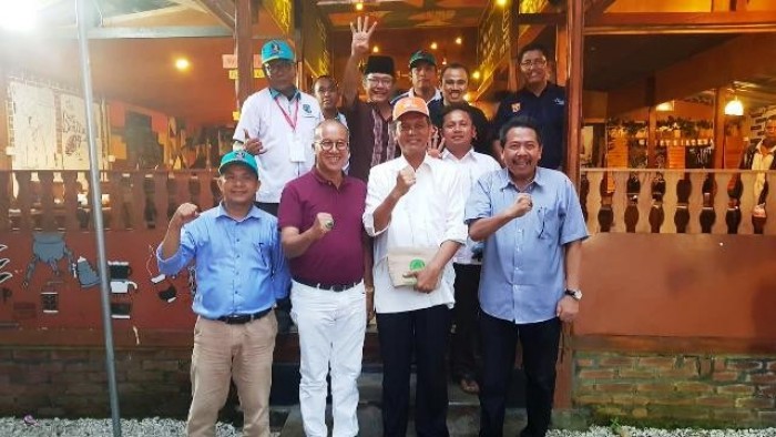 
 

SEMANGAT PORPROV – Wali Kota Pariaman Genius Umar, Ketua Umum PASI Sumbar Sangaja Budi Syukur, wartawan Senior Wiztian Yoetri, Haji Zulkarnain BE Konseptor Tarokcity beserta  wartawan peliput Porprov Sumbar, usai menyemangati berbagai pertandingan cabor Porprov XV di Kabupaten Padang Pariaman, melakukakan silaturahmi dan foto bersama Jumat (23/11/2018) di Pantai Pariaman.