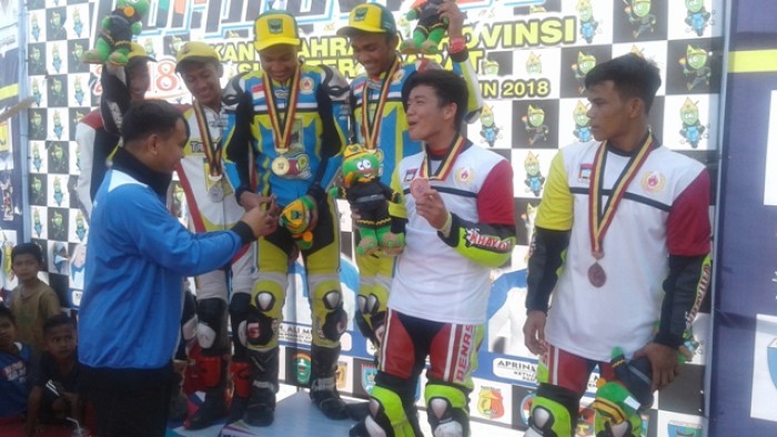 M Iqbal Korwil Cabor Balap Motor Padang Pariaman serahkan bonus bagi atlet peraih emas cabang Balap Motor
