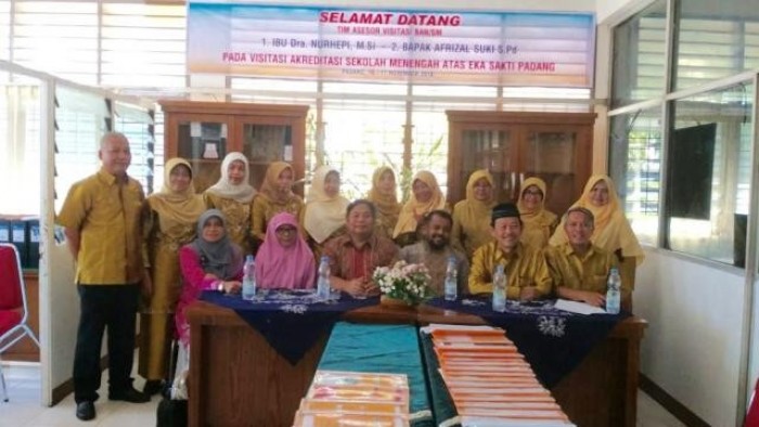 SMA Ekasakti Padang peroleh Akreditasi “A”; Kepsek, Wakil dan Guru diabadikan bersama Pihak Yayasan Perguruan Tinggi Padang