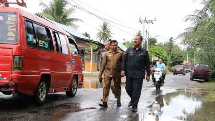 Wakil Wali Kota Pariaman Mardison Mahyuddin tinjau lokasi banjir di Dusun Sampan Desa Pungguang Ladiang Kecamatan Pariaman Selatan Kota Pariaman, Selasa (11/12/2018) serta melakukan peninjauan ke dapur umum yang disediakan Dinas Sosial Kota Pariaman