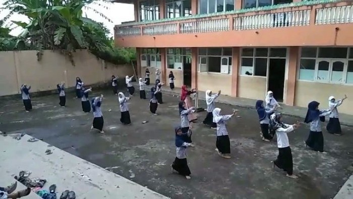 Anak nagari menyiapkan seni pertunjukan untuk memeriahkan pentas “Maniti Pamatang #1: Menggapai Cita untuk Masa Depan,