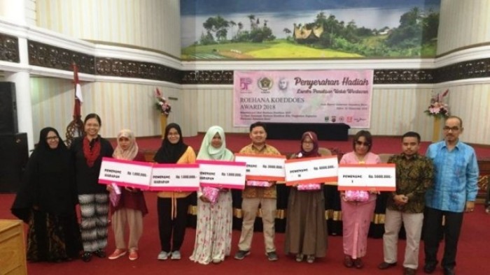 Pemenang lomba Roehana Koeddoes Award 2018 yang diadakan oleh Forum Jurnalis Perempuan Indonesia (FJPI) Sumatera Barat bekerja sama dengan Persatuan Wartawan Indonesia (PWI) Sumbar