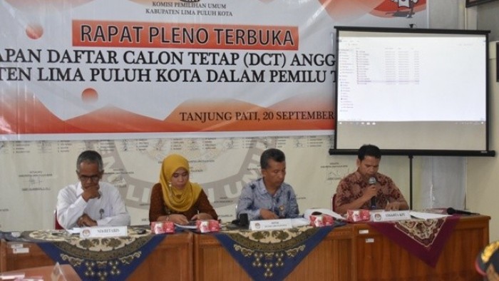 Penyampaian materi menjelang penetapan DCT oleh Amfreizer, Komisioner KPU Lima Puluh Kota