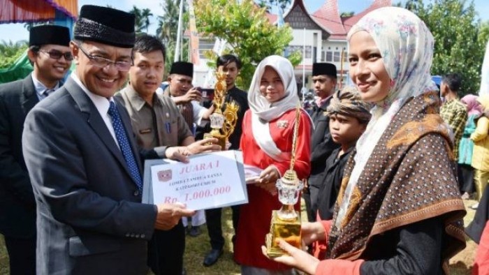 Peringatan Hari Ulang Tahun ke-17 Kecamatan Ampek Nagari, Agam, diwarnai beragam lomba. Lomba dimaksud adalah Lomba Tambua Tansa, Lomba Pasambahan Adat, Lomba Fotografer, Lomba Stand UMKM, dan Penilaian Kelompok Wirid Yasinan Terbaik.