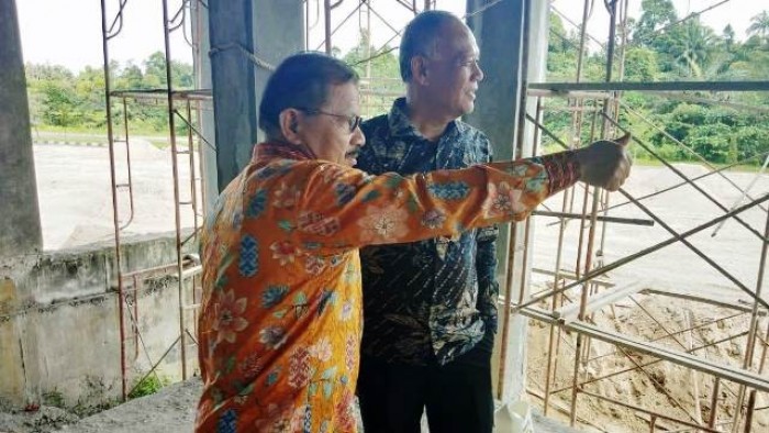 Bupati Ali Mukhni didampingi  Wali Nagari Pauah Kamba, M Nur saat meninjau Masjid Raya Padang Pariaman