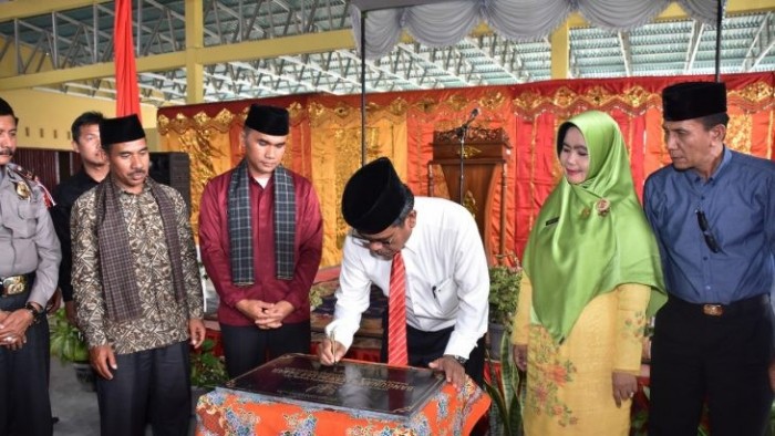 Bupati Agam, diwakili Sekretaris Daerah Kabupaten Agam, Drs. H. Martias Wanto, MM Dt. Maruhun, meresmikan Pasar Rabaa Nagari Koto Kaciak, Kecamatan Tanjung Raya, Kamis (27/12/2018).