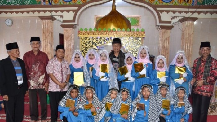 Bupati Agam berfoto bersama beberapa santri dan orang tua mereka, dalamkegiatan katam Alquran di Baso