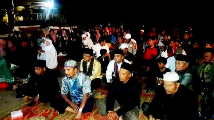Lautan umat meramaikan masjid-masjid dan musala dengan kegiatan keagamaan di Kabupaten Agam pada malam pergantian tahun 2018-2019, Senin (31/12/2018). Mereka melakukan kegiatan keagamaan, seperti tausiah, muhasabah, zikir, dan doa bersama