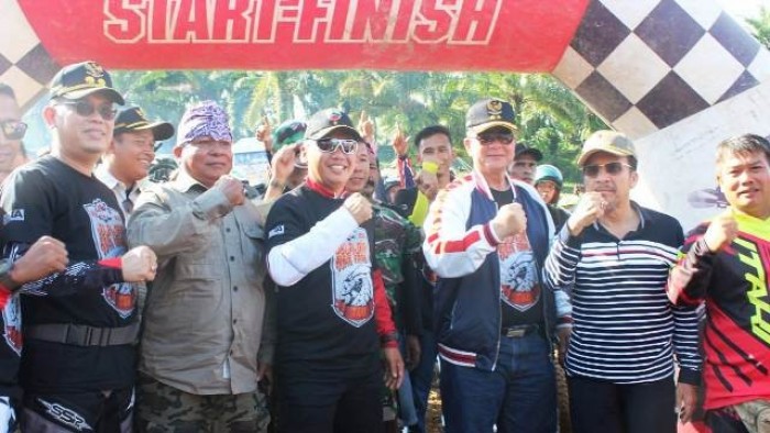 Wakil Gubernur Sumatra Barat Nasrul Abit melepas peserta pembalap motor trail/trabas adventure (JBK) Jelajah Bumi Kinali 