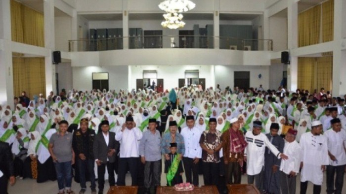 Bupati Padang Pariaman H Ali Mukhni saat motivasi sebanyak 420 orang hafiz Alquran tingkat nasional ke=1 se-Sumatera di Kantor Bupati Padang Pariaman, Minggu (6/1/2019).