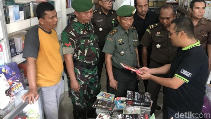 Penyitaan buku-buku yang dinilai berunsur PKI dan paham komunis yang dilakukan tim gabungan TNI, Polri, Kejaksaan Negeri, Pol PP, Kesbangpol di Kota Padang, Selasa (8/1/2019) sempat memicu perang mulut dengan Yanto Tjahaja (foto detik)