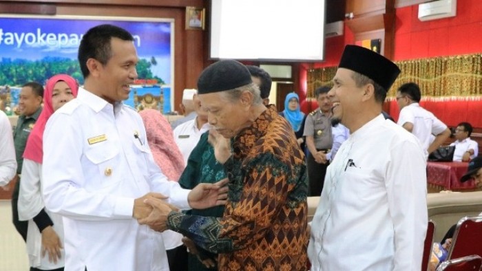 Rapat koordinasi juga dihadiri Danramil Pariaman, Perwakilan dari Polres Pariaman, Ketua Pengadilan Agama Pariaman, Kepala Kejaksaan Negeri Pariaman, serta dihadiri Kepala OPD Pemko Pariaman dengan moderator Kepala Disperindagkop Kota Pariaman Gusniyetti Zaunit di Aula Balaikota Pariaman, pada Rabu (9/1/2019).