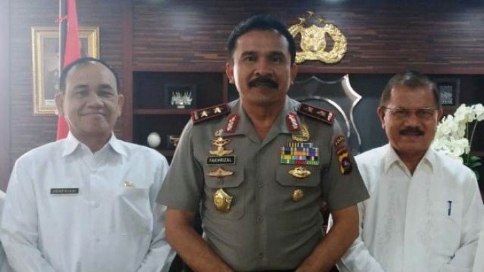 Bupati Padang Pariaman dan Kapolda Sumbar foto bersama usai pertemuan di ruang kerja Kapolda Sumbar, Rabu (9/1/2019).

