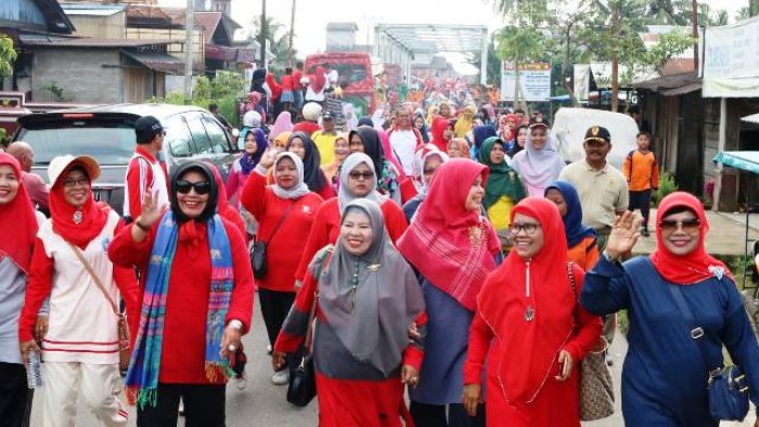 Ribuan masyarakat Pasaman Barat (Pasbar) mengikuti jalan santai bersama Tim Penggerak PKK Pasaman Barat yang dikomandoi Hj. Yunisra Syahiran di Nagari Ujung Gading Kecamatan Lembah Melintang Pasaman Barat.