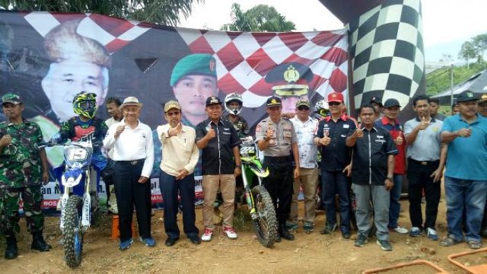 Perlombaan motorcross dalam rangka HUT Kabupaten Pasaman Barat (Pasbar) ke-15 dihadiri ratusan pembalap/crosser yang dibuka langsung oleh Bupati Pasbar Syahiran di sirkuit Tobek Godang Talu, Sabtu, (26/1/2019)