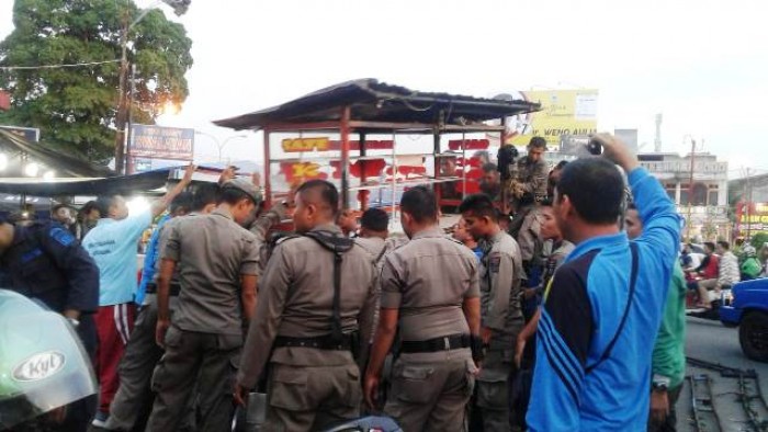 Tim Gabungan menggerebek penjual sate daging babi, di Jalan Dr. Soetomo, kawasan Simpang Haru, Kecamatan Padang Timur, Selasa (29/1).