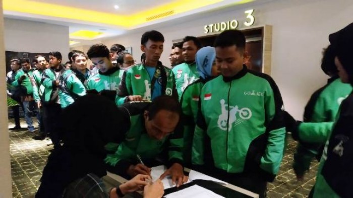 GOJEK bersama bersama ratusan mitra driver dan keluarganya menggelar nonton bareng film “Keluarga Cemara” yang disutradarai Yandy Laurens, Kamis (31/1/2019) di Bioskop XXI TransMart Padang. 