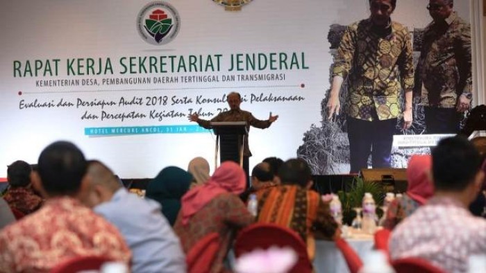 Anwar Sanusi Sekjen Kemendesa, PDTT membuka Acara Rapat Kerja Sekretariat Jenderal Kementerian Desa, PDTT Tahun 2019 sekaligus memberikan arahan terkait Evaluasi dan Persiapan Audit 2018 serta Konsulidasi Pelaksanaan dan Percepatan Kegiatan Tahun 2019 yg di ikuti 5 Biro di Kesèkjenan dan dilanjutkan dengan Penandatanganan Fakta Integritas pejabat eselon 2, 3 dan 4 // foto by nugrah setiadi Humas PP