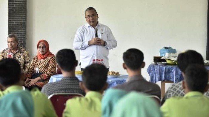 Menteri Desa, Pembangunan Daerah Tertinggal dan Transmigrasi Eko Putro Sandjojo mengapresiasi Akademi Peradaban Desa di Kecamatan Selebar, Kota Bengkulu