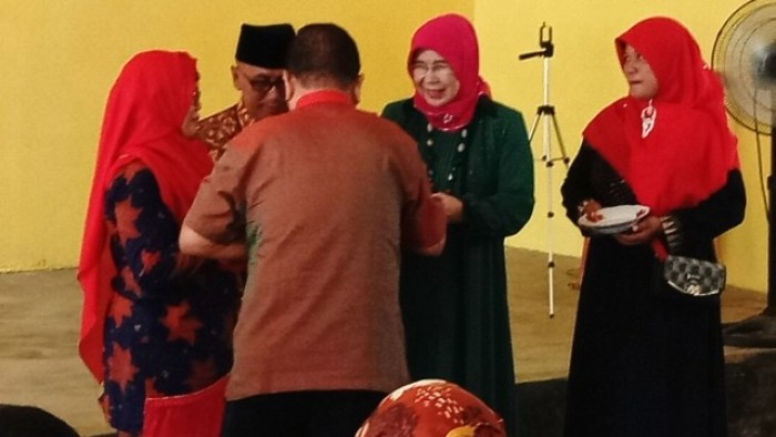 Anggota DPD RI Hj Emma Yohana diberi tumpeng, dalam 