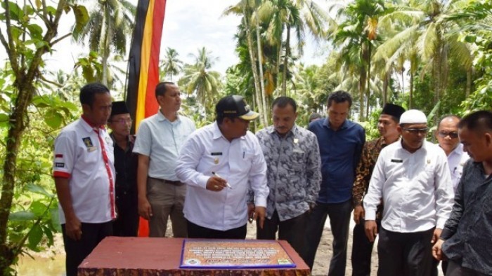 Wakil Bupati Padang Pariaman, Suhatri Bur, SE, MM didampingi Kepala Dinas Pemberdayaan Masyarakat Desa Erman, S.Sos, MM dan dua orang putra daerah yang juga anggota DPRD Padang Pariaman, Suryadi Zuhri Ali dan Ir. Munafestoni meresmikan jembatan Jembatan Buluah Apo Tigo Jurai.