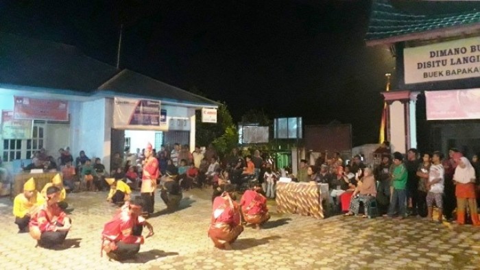 Randai Mutiara Minang dari Pasar Gambok dan Bungo Kambang dari Padang Loweh Selatan tampil dalam siraman cahaya lampu neon ala kadarnya di halaman Kantor Nagari Limo Koto, Kecamatan Koto VII, Sijunjung, Kamis (21/3/2019).
