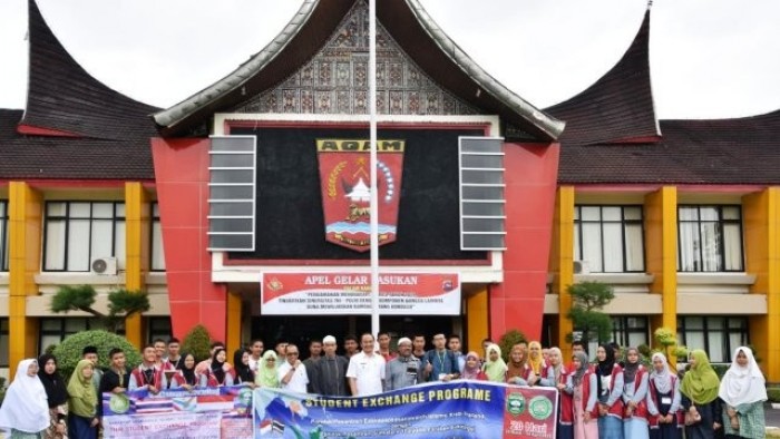 Berfoto bersama di depan Kantor Bupati Agam
