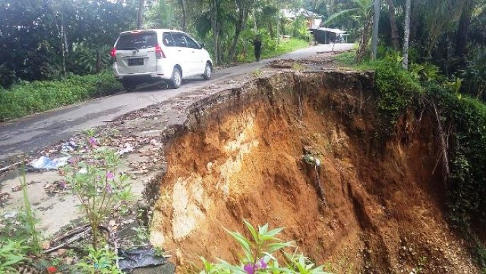 Runtuhnya badan jalan tanpa upaya penanggulangan di Durian Gadung, Sikucur Timur Kecamatan V Koto Kampung Dalam.