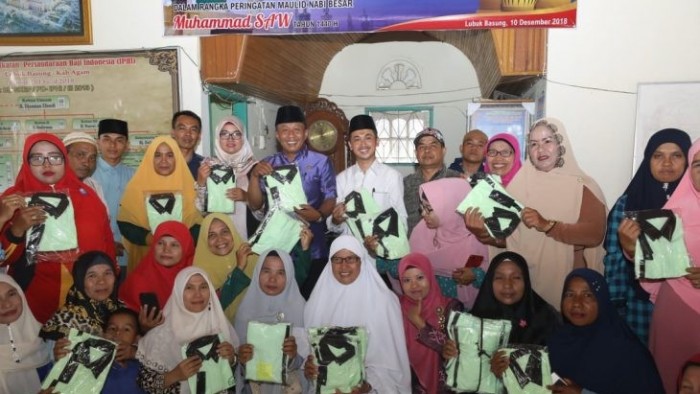 Pemilik Hotel Sakura Syariah Lubuk Basung memberikan wakaf senilai Rp100 juta, dalam bentuk 2.000 pasang pakaian, kepada para Santri Didikan Subuh(DDS) se-Kecamatan Lubuk Basung.