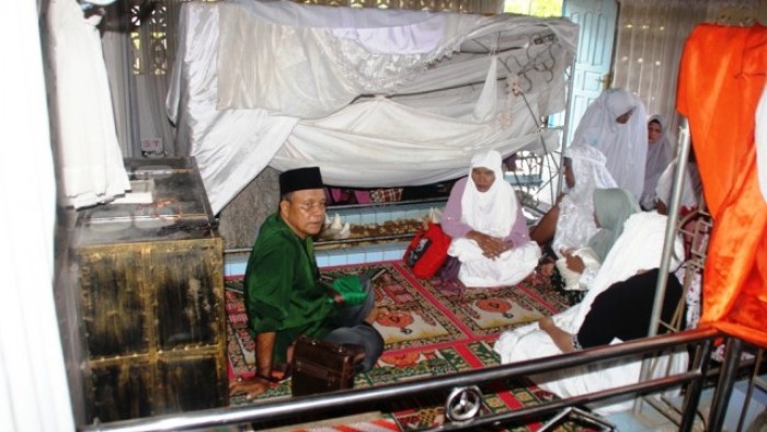 jamaah kembali berziarah ke makam Syekh Abdul Wahab di Surau Tinggi Calau, Nagari Muaro, Sijunjung. Mereka datang dari berbagai nagari di penjuru Sumatera Barat. Tradisi ini berlangsung dalam Syaban menjelang masuknya Ramadan.