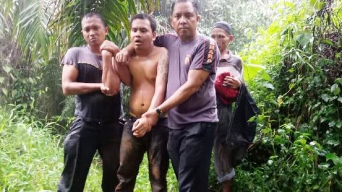 Jajaran Polsek Gunung Tuleh Kabupaten Pasaman Barat, Sumbar berhasil menangkap tiga pelaku perampokan Jumat, (26/04/2019) sekira pukul 15.00.