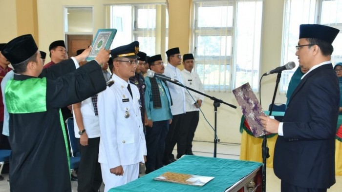 Sosok sederhana itu kini dipercaya menjabat Camat Lubuk Basung. ia dilantik Wabup Agam Trinda Farhan Satria Dt. Tumangguang Putiah, Selasa (7/5/2019), dalam sebuah acara di Aula Kecamatan Lubuk basung