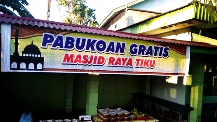 Pengurus Masjid Raya Tiku, Kecamatan Tanjung Mutiara, Agam, menyediakan pabukoan gratis bagi jamaah dan musafir yang menunaikan shalat magrib di masjid itu.