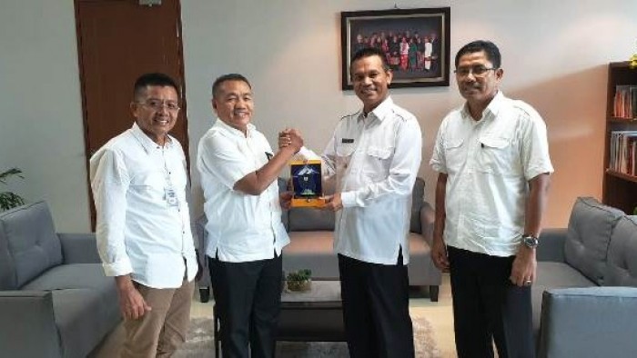 
 

Wako Pariaman Dr Genius Umar menyerahkan cenderamata kepada Dirjen Penyediaan Perumahan Dr Khalawi Abdul Hamid, dalam kunjungan silaturahmi, Rabu (8/5).
