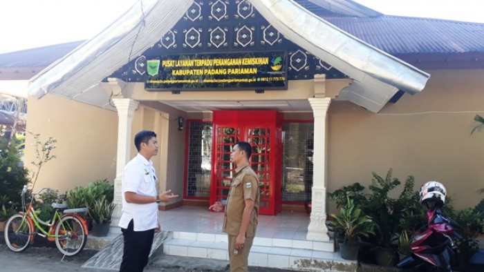 Kepala DSP3A Hendra Aswara sedang menyiapkan lonchiglng Please Care Papa yang dijadwalkan 20 Juni nanti di kantornya, Pariaman, Rabu (8/5).
