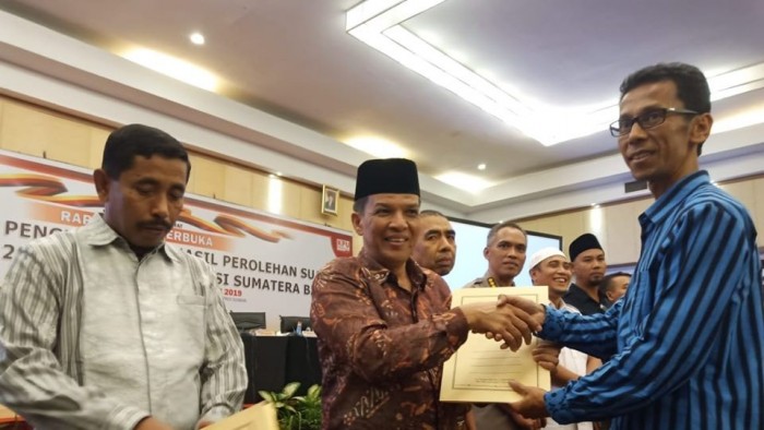 Penyerahan hasil rekapitulasi penghitungan suara di KPU Sumbar