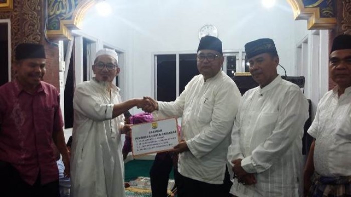 Serahkan bantuan ke Masjid Nurul Bahari Pasir Pariaman Kusmadia