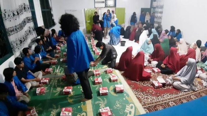 Suasana Acara Berbuka  Bersama HMJ DKV ISI Padangpanjang di Panti Asuhan Muhammadiyah Batipuah.  (Dok. Istimewa)