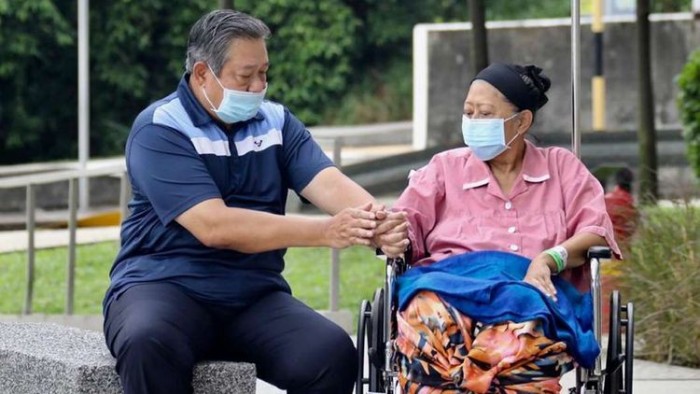 Istri Presiden ke-6 RI Susilo Bambang Yudhoyono (SBY), Ani Yudhoyono, meninggal dunia, Sabtu (1/6/2019) sekira pukul 10.50 WIB atau pukul 11.50 waktu Singapura di National University Hospital (NUH) Singapura.