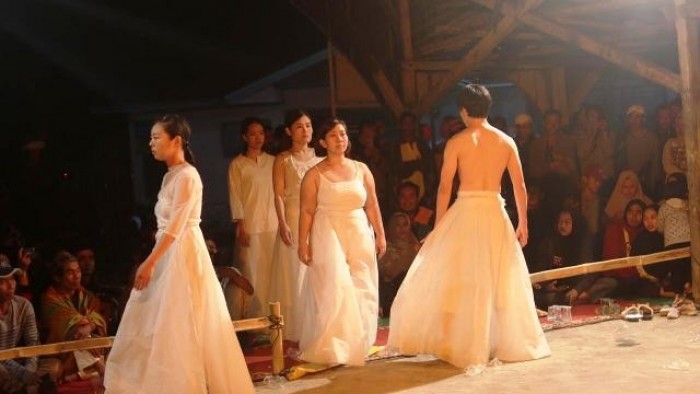 Komunitas seni budaya KIEK Sungai Landia, Kecamatan IVKoto, Agam, berkolaborasi dengan Kelompok Shinonome Butoh dari Jepang, seniman Thailand, Malaysia, Komunitas Indonesia Performance Syndicate Padang Panjang, sukses mementaskan “Malting Planet” di Laga-Laga Nagari Sungai Landia, Rabu (26/6/2019).