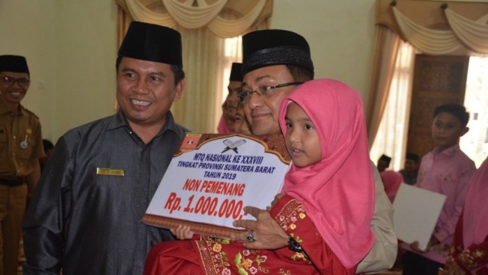 Qari dan Qariah Agam Pemuncak MTQ XXXVIII Sumbar memperoleh bonus Umrah. Sedangkan Juara II sampai Juara Harapan III memperoleh bonus uang.