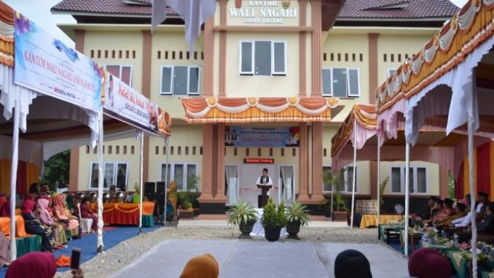 Bupati Agam H. Indra Catri Dt. Malako Nan Putiah, meresmikan Kantor Wali Nagari Lubuk Basug, Kecamatan Lubuk Basung, Agam, Rabu (3/7/2019). Acara peresmian itu ditandai dengan penandatanganan prasasti