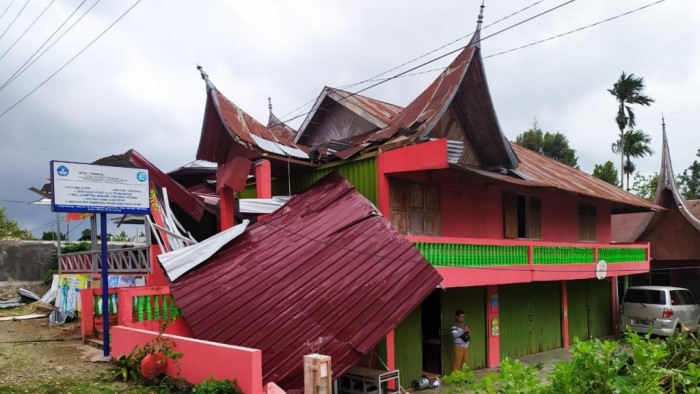 Tujuh unit rumah warga rusak, dan seorang warga terluka, akibat badai mengamuk Senin (8/7/2019) sore, di Jorong PSB dan Jorong PGRM, Nagari Gaduik, Kecamatan Tilatang Kamang, Agam