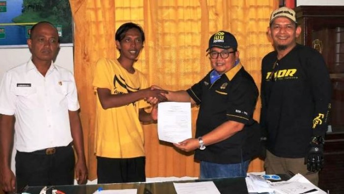 Sebanyak lima orang mahasiswa Universitas Malaysia Terengganu (UMT) didampingi Ketua Program Studi Perairan, Pesisir dan Kelautan Pascasarjana Universistas Bung Hatta, Harfiandri Damanhuri melakukan kegiatan observasi di kawasan Pantai Indah Maligi Jorong Maligi Kecamatan Sasak Ranah Pasisie, Rabu (17/7/2019).
