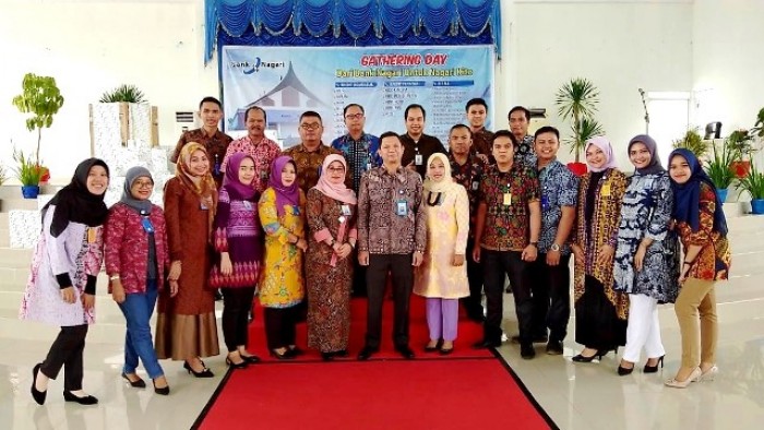 
 

Pimpinan Bank Nagari Simpang Empat beserta jajaran. (ist/sj)